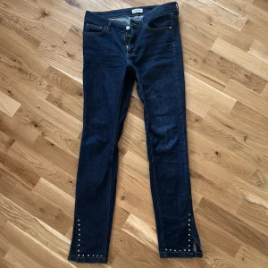 Zadig & Voltaire Jeans - Lågmidjade jeans från Zadig. Nitar och slit nereid ankeln. Strl 29 men passar w-26/27/28 då dom är små i strl. Små i s