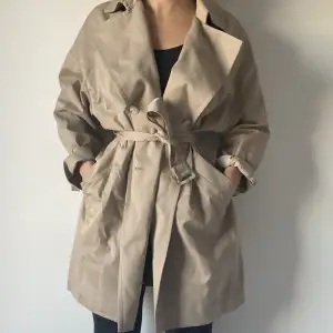 Trench coat beige. Använd flertal gånger, bra skick. Strl 36, passar även större. Nypris: 550 kr Säljer för: 250 kr