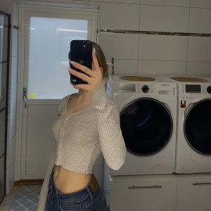 Gullig topp - Gullig topp från Gina tricot  Storlek S men skulle säga att den är väldigt liten i storleken framförallt om man har lite större byst.  Super fint skick! 