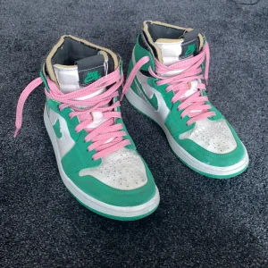 Air Jordan 1 High Zoom Green - Säljer nu mina Air Jordan 1 då dem blivit för små. Ingår även vita och svarta snören😇 Köpta på Rostock.com och kvitto finns. Nypris 3000kr
