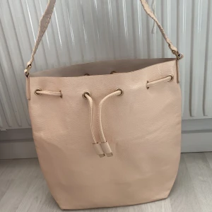 Fejk läderväska - Väska i fake läder , Rosa  💛‼️Kontakta mig för billigare frakt ‼️