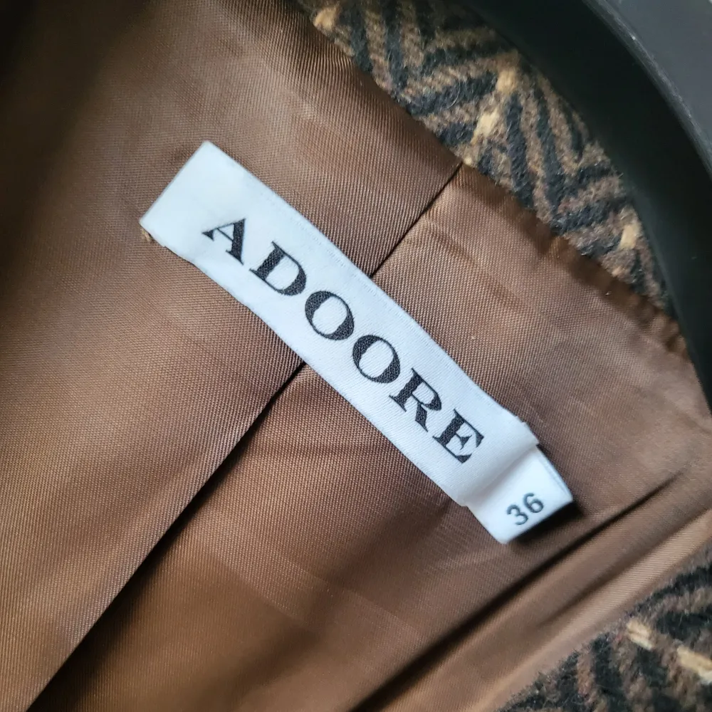 Adoore kavaj i storlek 36. Ganska over sized så passar 38/40 också 🌸 Endast använd 1 gång 🌸. Kostymer.