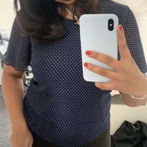 Prickig blus - Supersöt blus köpt på secondhand, i toppskick. Säljer då den inte kommit till användning