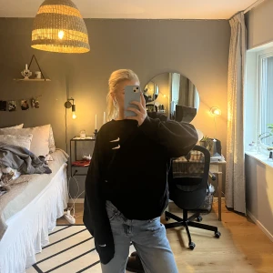 Svart sweatshirt från Nike - Favvo tröja från Nike med sjukt snyggt tryck på ryggen 💕