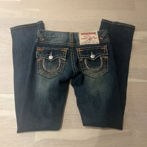 True religion jeans - Säljer dessa super coola true religion jeans med fina fickor. Omkretsen på midjan är 67 cm och innerbenslängden är 80cm.