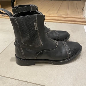 Ridskor  - Säljer ett par av mina ridskor då jag slutat rida. Dem är inte använda mycket då jag har haft flera par andra🫶🏻köpt för en 600/700kr  Skriv vid intresse 