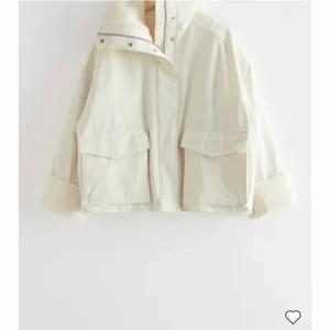 & other stories jacka - En skön jacka från & other stories köpt på plick. Storlek S, sitter lite oversized. Bra skick, skriv för egna bilder. Pris kan diskuteras❤️