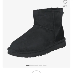 Svarta uggs - Säljer mina svarta uggs som köptes i början på januari. Använda ca 5 ggr så dom är i bra skick. Storlek 38-39, skriv privat för bilder på dom ifall du är intresserad av att köpa💗