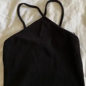 Säljer denna fina linne ifrån Zara. De är i svart och med ett coolt knyte upptill. Storlek M, kommer tyvärr inte till användning och är för liten. Möts i sthlm och fraktar, pris kan diskuteras💝 