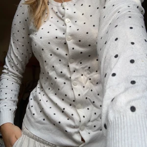 Prickig kofta - Söt prickig kofta. (Stryks innan den skickas) 