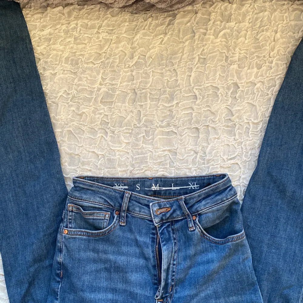 Säljer ett par jätte fina jeans från bikbok som är jätte sköna på och stretchiga. Jeansen är bara testade. Dom är för långa på mig som är 161!💕 Nypris: 500. Jeans & Byxor.