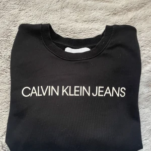 Calvin Klein tröja  - En svart Calvin Klein tröja, använt fåtal gånger. 