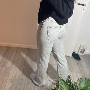 Jeans från stradivarius med slits i storlek 36 