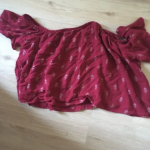 Gina tricot  - Vinröd t-shirt stl 34 använd 3 gånger väldigt bra skick 