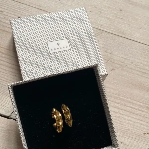 Edblad örhängen  - Super fina guld Edblad örhängen med nitar. Sparsamt använt. Säljer då jag vill ha mer silver smycken ❤️Nypris 300kr säljer ör 150kr + frakt ( priset är diskuter bart ❤️)