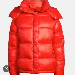 Röd bikbok jacka ❤️ - Ska nu sälja min älsklingsjacka, i ett superfint skick. Storlek s, väldigt populär och svår att få tag på. ❤️