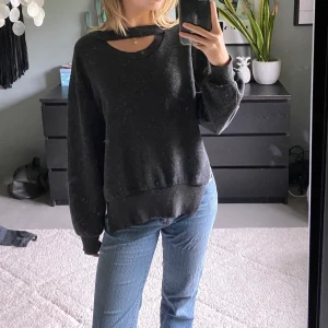 Stickad tröja - Stickad tröja från zara med cut out detalj och slits. Köparen står för frakten💕