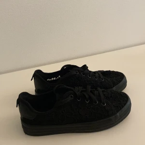 Skor i spets - Ett par svarta skor i spets. Skorna är i storlek 35 och är använda fåtal gånger.❤️