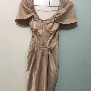 Klänning  - Säljer denna super snygga klänningen som aldrig används, prislappen sitter kvar🤎