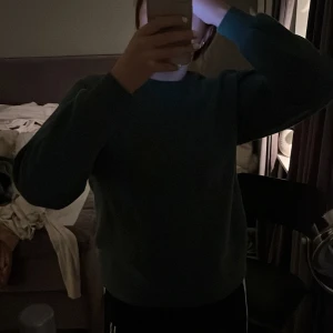 Gina tröja - Säljer för att andvänder den inte, den har bara varit i garderoben😃Den är i nyskick och använt den typ 4 gånger🥰Riktigt fin och skön tröja, den är mjuk och varm🥰S & M passar också köparen står för frakten, Står inte för postens krångel, Betalas men swish