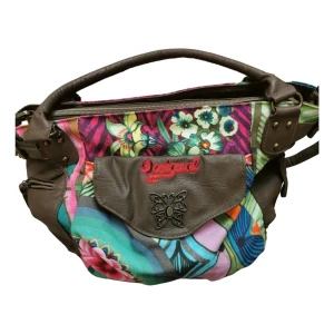 Y2k Desiguals väska med fjäril 🦋 - En gammal desiguals väska som inte har använts så ofta! Det finns små trasiga delar med de syns knappt. Om du är intresserad kan jag skicka flera privatbilder.⛔️FRAKT KOSTAR 66 KR ⛔️