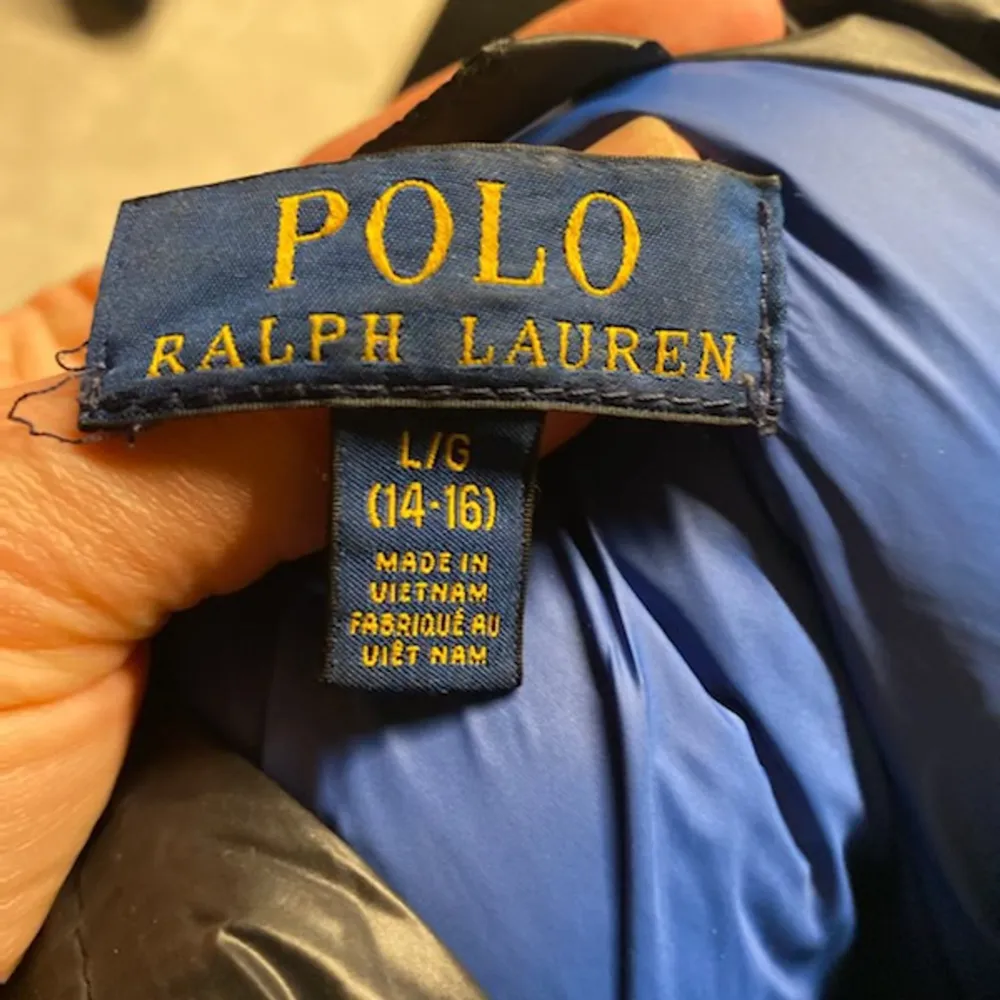 RALPH LAUREN jacka köpt från kidsbrandstore 2019. Köpt för 2500. Pris kan sänkas vid snabb affär. Jackor.