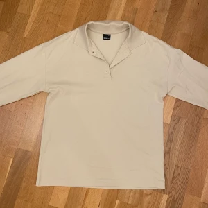 Beige tröja med krage - Säljer min beiga/krämvita tröja från Gina Tricot som är i nyskick och använd få gånger. Storleken är XS men jag skulle säga att den passar S också. Skriv privat om ni undrar något❣️