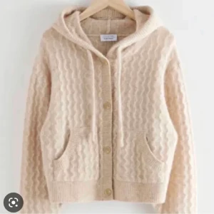 Tröja - Så söt kofta ifrån other stories. Passar S-M. Superskön och perfekt till hösten/vintern. Knappt använd.