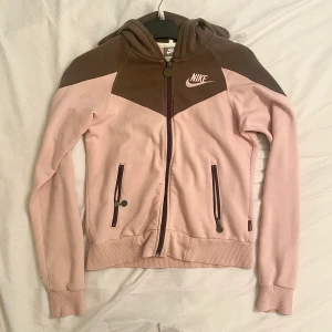 Nike zip up - Säljer då den inte används🤍har inga skador, frakt 65kr