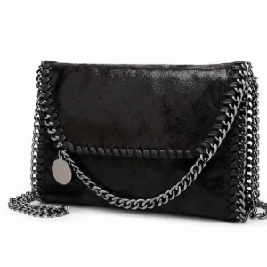 Svart väska  - Säljer min liknande Stella McCartney väska då den inte kommer till användning längre. Skriv för flera bilder!💘