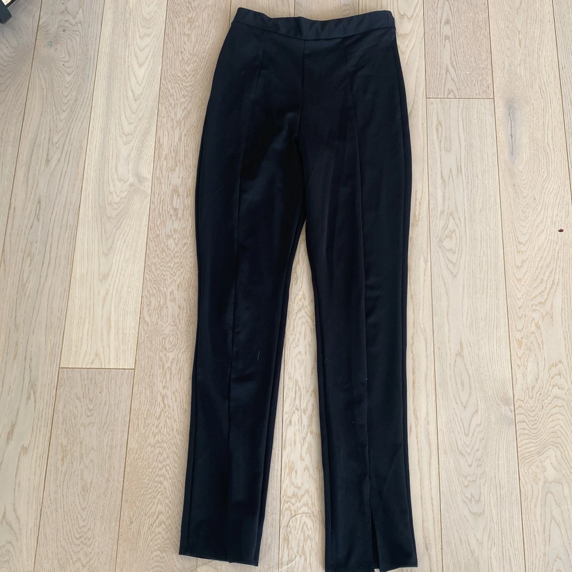 Kostymbyxa med slita från Nelly.com