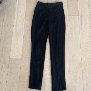 Kostymbyxa med slita från Nelly.com - Använda fåtals gånger