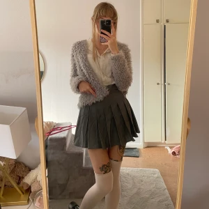 Grå fluffjacka - Mysig och fin fluffig ljusgrå jacka som passar perfekt för höst och vårväder. 