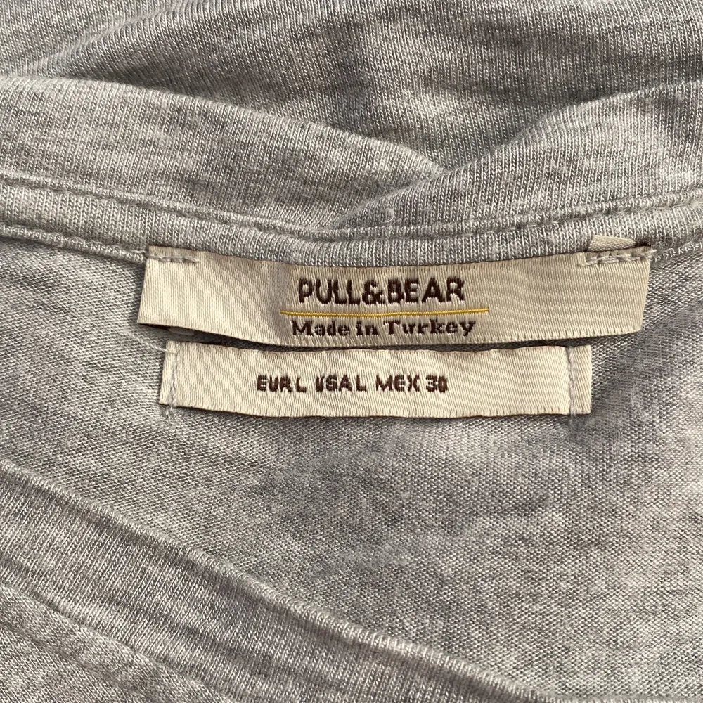Grå oversized T-shirt från Pull&Bear. Stor urringning. Använt fåtal gånger, därför i fint skick. . T-shirts.