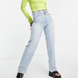 Bershka jeans ”straight” - Högmidjade Blå jeans från beschka. Har två av dem så säljer ena paret. Supersköna och bra passform! 