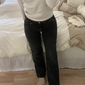 ZARA jeans straight mörkgrå - Raka jeans från ZARA i stl 34. Sitter som en smäck! Fint skick, inget att anmärka på💗