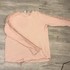 En jättefin rosa tunn tröja. Har en knut/rosett längst ner, och jättefina mönster på armarna ⭐️ Superfint skick, inga fel! 