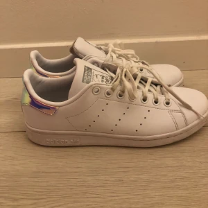 Stan Smiths - Säljer mina helt nya stan smiths i storlek 38 2/3! Endast använda 3 gånger. Säljes eftersom dom är försmå för mig.