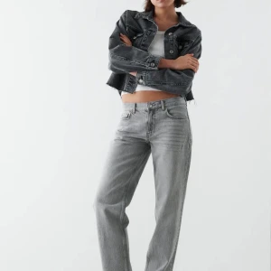 Grå lågmidjade jeans från Gina  - Ass snygga grå lågmidjade jeans som jag köpte för 500kr från Gina, använda 1 gång men säljer då jag har många gråa jeans, jeansen är nyskick och skriv för egna bilder🫶🏽💕direkt köp: 400kr