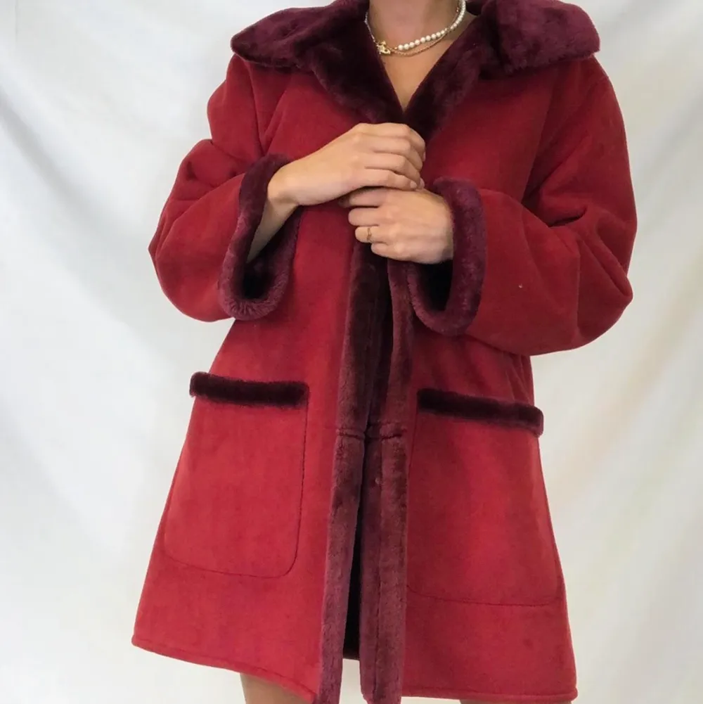 Jättefin vintage röd kappa. Köpt på depop för drygt 2 år sedan. Skulle säga att jackan är storlek M/L.. Jackor.