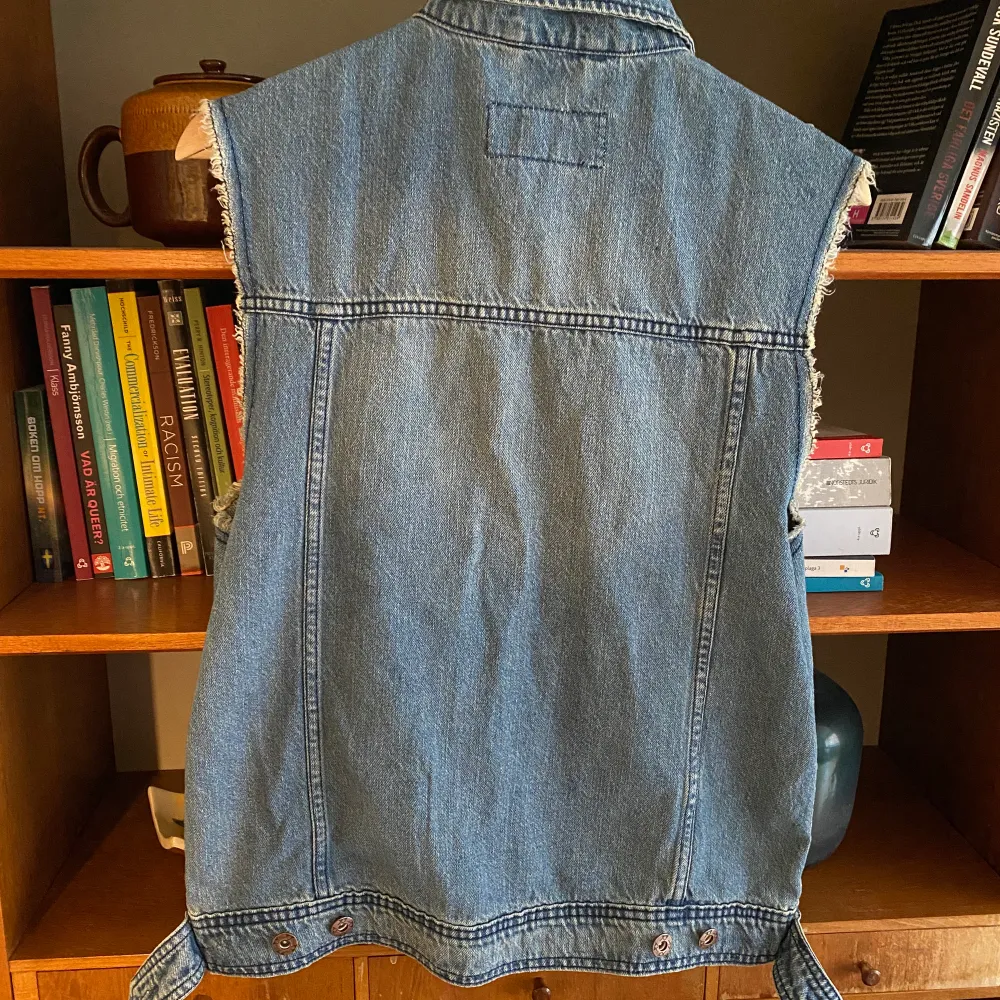 Jeansväst köpt från Junkyard för ett x antal år sedan, aldrig använd bara hängt och tagit plats i garderoben 🙄. Jeans & Byxor.