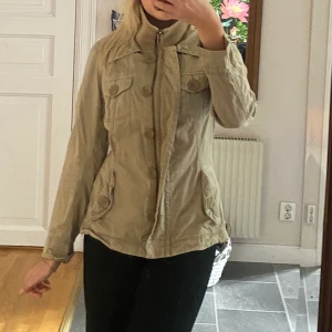 Vintage jacka - Jättefin grön jacka. Figursydd och sitter som en smäck! 💕 storlek 38 men sitter som en 34/36