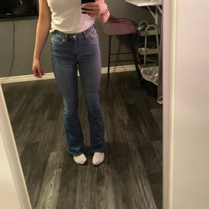 botcut jeans  - använder inte pga lite stora, jätte fina blåa jeans använd några fåtal gånger,  köpt för 300 ny 