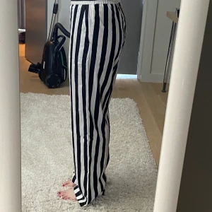 Randiga byxor  - Randiga byxor från dedicated. Helt nya. 