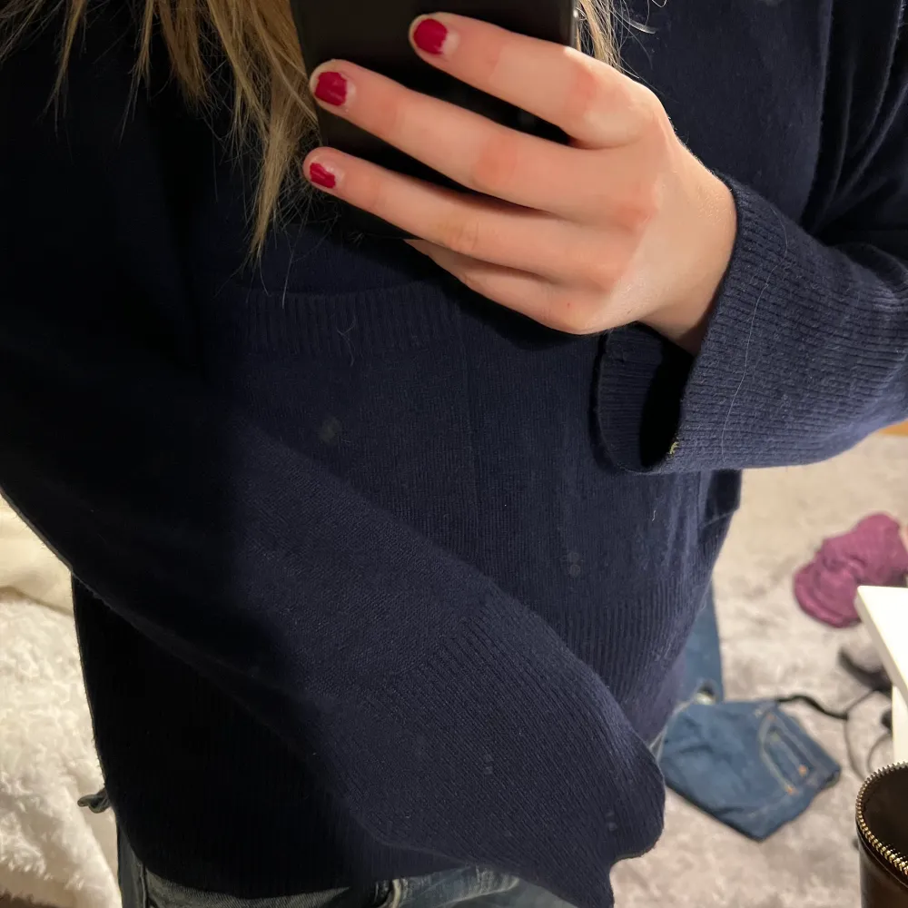 En nästan oanvänd stickad tröja från Massimo Dutti i så fin mörkblå färg. Jätteskön och perfekt till höst/vinter. Stor i storleken så passar mig som är en s/liten m.  Hör gärna av dig vid fler frågor!❤️. Tröjor & Koftor.