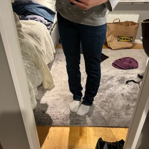 Lågmidjade jeans - Tyvärr har dessa lågmidjade vintage Levi’s jeans blivit för små för mig så säljer dem. Hör av dig vid fler frågor!❤️