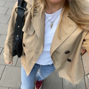 Kort trench - Säljer denna svinsnygga trenchcoaten. Den är kort och beige. Väldigt trendig och imperfekt skick! Jag är 165❤️❤️bilderna är mina egna och kan lösa fler bilder om det önskas. Märket heter opus och nypris var 1090kr❤️