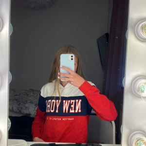 Vit/blå/röd hoodie - Använd ca 10 gånger 