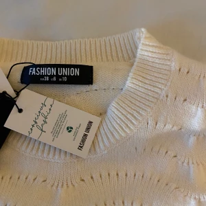 Stickad tröja med mönster - Oanvänd stickad tröja med mönster och spetsiga detaljer på ärmar och nedre kant. Lappen sitter kvar 