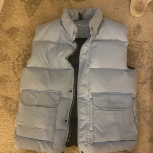 Blå väst - Jätte fin blå Everest väst som inte kommer till användning längre 